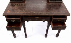 Edwards and Roberts : Scrivania toletta inglese in stile Chippendale  - Asta  Arredi Antichi, Oggetti d'Arte, Curiosities con una selezione di tappeti - Associazione Nazionale - Case d'Asta italiane