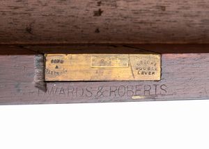 Edwards and Roberts : Scrivania toletta inglese in stile Chippendale  - Asta  Arredi Antichi, Oggetti d'Arte, Curiosities con una selezione di tappeti - Associazione Nazionale - Case d'Asta italiane