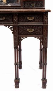 Edwards and Roberts : Scrivania toletta inglese in stile Chippendale  - Asta  Arredi Antichi, Oggetti d'Arte, Curiosities con una selezione di tappeti - Associazione Nazionale - Case d'Asta italiane