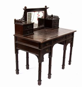 Edwards and Roberts : Scrivania toletta inglese in stile Chippendale  - Asta  Arredi Antichi, Oggetti d'Arte, Curiosities con una selezione di tappeti - Associazione Nazionale - Case d'Asta italiane