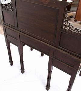 Edwards and Roberts : Scrivania toletta inglese in stile Chippendale  - Asta  Arredi Antichi, Oggetti d'Arte, Curiosities con una selezione di tappeti - Associazione Nazionale - Case d'Asta italiane