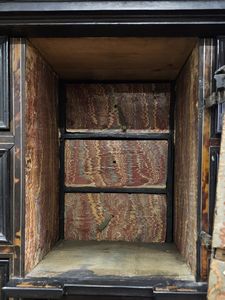 Monetiere italiano in legno ebanizzato e tartaruga  - Asta  Arredi Antichi, Oggetti d'Arte, Curiosities con una selezione di tappeti - Associazione Nazionale - Case d'Asta italiane