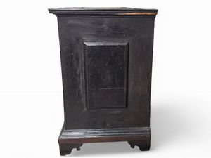 Monetiere italiano in legno ebanizzato e tartaruga  - Asta  Arredi Antichi, Oggetti d'Arte, Curiosities con una selezione di tappeti - Associazione Nazionale - Case d'Asta italiane