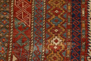 Tappeto Daghestan Caucaso  - Asta  Arredi Antichi, Oggetti d'Arte, Curiosities con una selezione di tappeti - Associazione Nazionale - Case d'Asta italiane