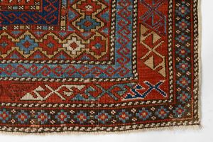 Tappeto Daghestan Caucaso  - Asta  Arredi Antichi, Oggetti d'Arte, Curiosities con una selezione di tappeti - Associazione Nazionale - Case d'Asta italiane