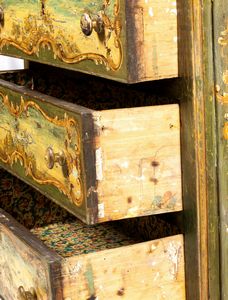 Comò italiano laccato Luigi XV  - Asta  Arredi Antichi, Oggetti d'Arte, Curiosities con una selezione di tappeti - Associazione Nazionale - Case d'Asta italiane