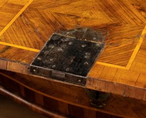 Ribalta italiana in noce, Luigi XV  - Asta  Arredi Antichi, Oggetti d'Arte, Curiosities con una selezione di tappeti - Associazione Nazionale - Case d'Asta italiane