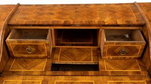 Ribalta italiana in noce, Luigi XV  - Asta  Arredi Antichi, Oggetti d'Arte, Curiosities con una selezione di tappeti - Associazione Nazionale - Case d'Asta italiane