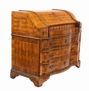 Ribalta italiana in noce, Luigi XV  - Asta  Arredi Antichi, Oggetti d'Arte, Curiosities con una selezione di tappeti - Associazione Nazionale - Case d'Asta italiane