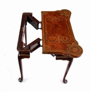 John Channon : Tavolino da gioco inglese Giorgio II  - Asta  Arredi Antichi, Oggetti d'Arte, Curiosities con una selezione di tappeti - Associazione Nazionale - Case d'Asta italiane