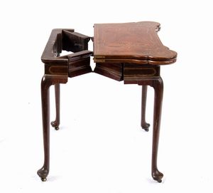 John Channon : Tavolino da gioco inglese Giorgio II  - Asta  Arredi Antichi, Oggetti d'Arte, Curiosities con una selezione di tappeti - Associazione Nazionale - Case d'Asta italiane