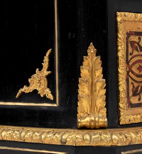 Comò francese in stile Charles Boullé, Napoleone III  - Asta  Arredi Antichi, Oggetti d'Arte, Curiosities con una selezione di tappeti - Associazione Nazionale - Case d'Asta italiane