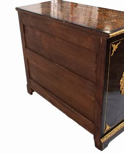 Comò francese in stile Charles Boullé, Napoleone III  - Asta  Arredi Antichi, Oggetti d'Arte, Curiosities con una selezione di tappeti - Associazione Nazionale - Case d'Asta italiane