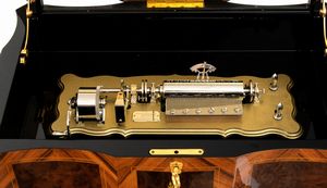 Carillon reuge edizione limitata 048/200  - Asta  Arredi Antichi, Oggetti d'Arte, Curiosities con una selezione di tappeti - Associazione Nazionale - Case d'Asta italiane