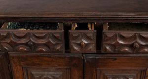 Credenza italiana Luigi XIV  - Asta  Arredi Antichi, Oggetti d'Arte, Curiosities con una selezione di tappeti - Associazione Nazionale - Case d'Asta italiane