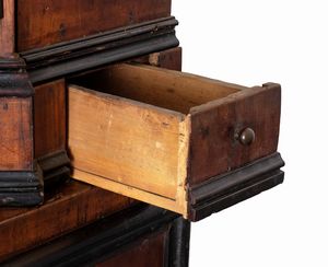 Trumeau italiano in noce con intarsi in avorio  - Asta  Arredi Antichi, Oggetti d'Arte, Curiosities con una selezione di tappeti - Associazione Nazionale - Case d'Asta italiane