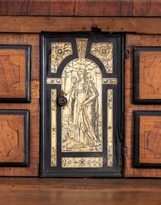 Trumeau italiano in noce con intarsi in avorio  - Asta  Arredi Antichi, Oggetti d'Arte, Curiosities con una selezione di tappeti - Associazione Nazionale - Case d'Asta italiane