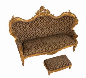 Divano dorato  Luigi XVI italiano con poggiapiedi  - Asta  Arredi Antichi, Oggetti d'Arte, Curiosities con una selezione di tappeti - Associazione Nazionale - Case d'Asta italiane