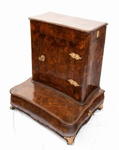 Inginocchiatoio italiano in radica di noce, Luigi XV  - Asta  Arredi Antichi, Oggetti d'Arte, Curiosities con una selezione di tappeti - Associazione Nazionale - Case d'Asta italiane