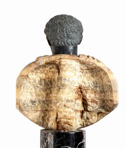Busto di Imperatore Romano in marmo giallo  - Asta  Arredi Antichi, Oggetti d'Arte, Curiosities con una selezione di tappeti - Associazione Nazionale - Case d'Asta italiane