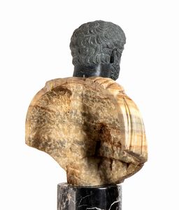 Busto di Imperatore Romano in marmo giallo  - Asta  Arredi Antichi, Oggetti d'Arte, Curiosities con una selezione di tappeti - Associazione Nazionale - Case d'Asta italiane