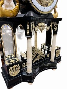 Döller in Wien : Orologio da appoggio Biedermeier viennese con automa  - Asta  Arredi Antichi, Oggetti d'Arte, Curiosities con una selezione di tappeti - Associazione Nazionale - Case d'Asta italiane