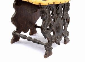 Capotavola e coppia di sedie italiane intagliate, Rinascimento  - Asta  Arredi Antichi, Oggetti d'Arte, Curiosities con una selezione di tappeti - Associazione Nazionale - Case d'Asta italiane