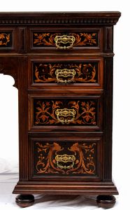 Gillows of Lancaster : Scrivania inglese Vittoriana intarsiata  - Asta  Arredi Antichi, Oggetti d'Arte, Curiosities con una selezione di tappeti - Associazione Nazionale - Case d'Asta italiane