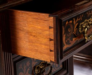 Gillows of Lancaster : Scrivania inglese Vittoriana intarsiata  - Asta  Arredi Antichi, Oggetti d'Arte, Curiosities con una selezione di tappeti - Associazione Nazionale - Case d'Asta italiane