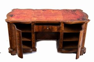 Scrivania da centro italiana Luigi XVI  - Asta  Arredi Antichi, Oggetti d'Arte, Curiosities con una selezione di tappeti - Associazione Nazionale - Case d'Asta italiane