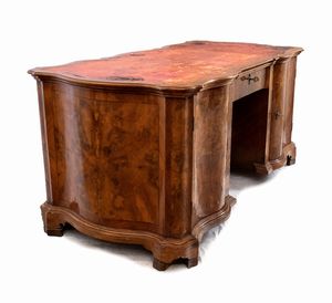 Scrivania da centro italiana Luigi XVI  - Asta  Arredi Antichi, Oggetti d'Arte, Curiosities con una selezione di tappeti - Associazione Nazionale - Case d'Asta italiane