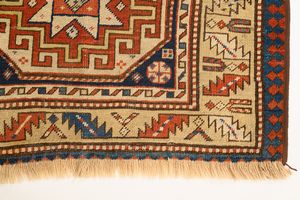 Tappeto Kazak  - Asta  Arredi Antichi, Oggetti d'Arte, Curiosities con una selezione di tappeti - Associazione Nazionale - Case d'Asta italiane