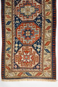 Tappeto Kazak  - Asta  Arredi Antichi, Oggetti d'Arte, Curiosities con una selezione di tappeti - Associazione Nazionale - Case d'Asta italiane