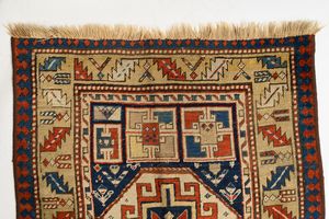 Tappeto Kazak  - Asta  Arredi Antichi, Oggetti d'Arte, Curiosities con una selezione di tappeti - Associazione Nazionale - Case d'Asta italiane