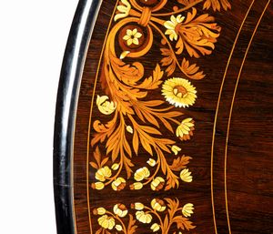 Tavolo Vittoriano inglese intarsiato  - Asta  Arredi Antichi, Oggetti d'Arte, Curiosities con una selezione di tappeti - Associazione Nazionale - Case d'Asta italiane