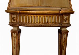 Coppia di angoliere italiane Luigi XVI  - Asta  Arredi Antichi, Oggetti d'Arte, Curiosities con una selezione di tappeti - Associazione Nazionale - Case d'Asta italiane