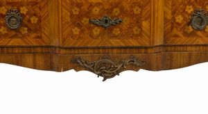 Como francese in legno  - Asta  Arredi Antichi, Oggetti d'Arte, Curiosities con una selezione di tappeti - Associazione Nazionale - Case d'Asta italiane