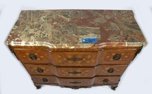 Como francese in legno  - Asta  Arredi Antichi, Oggetti d'Arte, Curiosities con una selezione di tappeti - Associazione Nazionale - Case d'Asta italiane