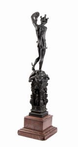 Scultura francese in bronzo raffigurante Perseo, copia di Cellini  - Asta  Arredi Antichi, Oggetti d'Arte, Curiosities con una selezione di tappeti - Associazione Nazionale - Case d'Asta italiane