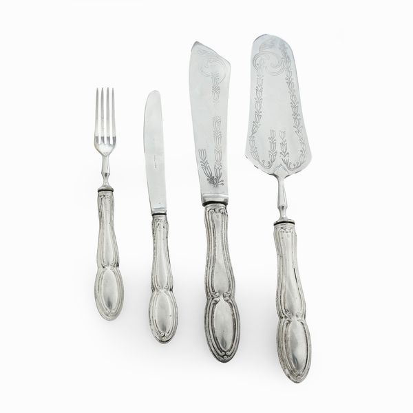 Lotto comporto da 6 forchette da dolce, 6 coltelli da dolce, una paletta e un coltello. Argenteria italiana del XX secolo  - Asta Argenti e Icone - Associazione Nazionale - Case d'Asta italiane