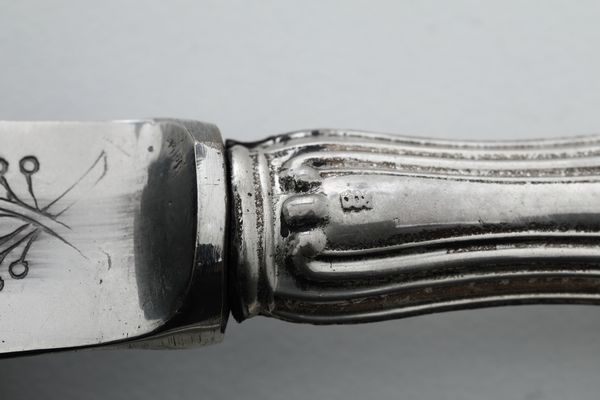 Lotto comporto da 6 forchette da dolce, 6 coltelli da dolce, una paletta e un coltello. Argenteria italiana del XX secolo  - Asta Argenti e Icone - Associazione Nazionale - Case d'Asta italiane