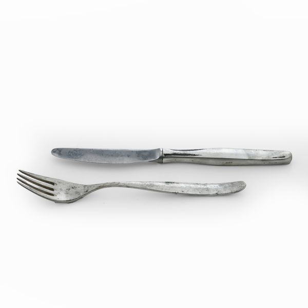 Lotto comporto da 6 forchette da dolce, 6 coltelli da dolce, una paletta e un coltello. Argenteria italiana del XX secolo  - Asta Argenti e Icone - Associazione Nazionale - Case d'Asta italiane