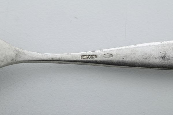 Lotto comporto da 6 forchette da dolce, 6 coltelli da dolce, una paletta e un coltello. Argenteria italiana del XX secolo  - Asta Argenti e Icone - Associazione Nazionale - Case d'Asta italiane