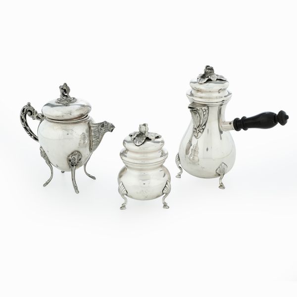 Caffettiera, zuccheriera e cioccolatiera. Argenteria italiana del XX secolo, argentieri differenti  - Asta Argenti e Icone - Associazione Nazionale - Case d'Asta italiane