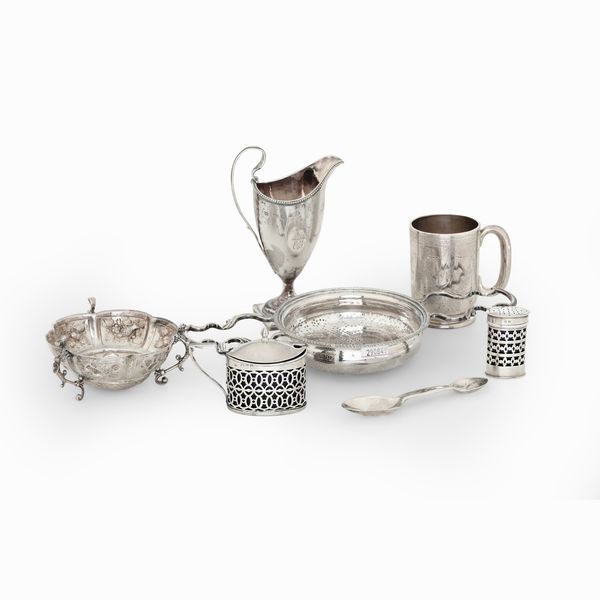 Lotto composto da colino, doppio cucchiaio, coppetta, mostardiera con vetro blu, piccola saliera con vetro blu, lattiera e mug, Inghilterra XIX-XX secolo  - Asta Argenti e Icone - Associazione Nazionale - Case d'Asta italiane