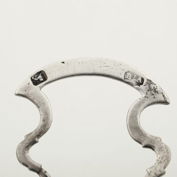 Lotto composto da colino, doppio cucchiaio, coppetta, mostardiera con vetro blu, piccola saliera con vetro blu, lattiera e mug, Inghilterra XIX-XX secolo  - Asta Argenti e Icone - Associazione Nazionale - Case d'Asta italiane