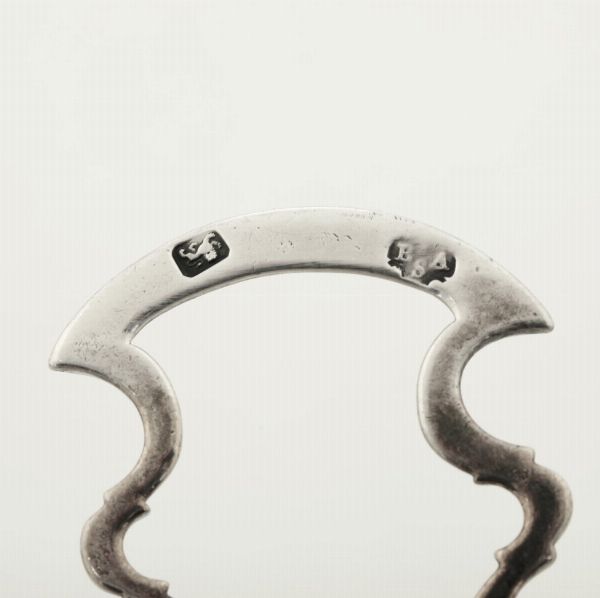 Lotto composto da colino, doppio cucchiaio, coppetta, mostardiera con vetro blu, piccola saliera con vetro blu, lattiera e mug, Inghilterra XIX-XX secolo  - Asta Argenti e Icone - Associazione Nazionale - Case d'Asta italiane