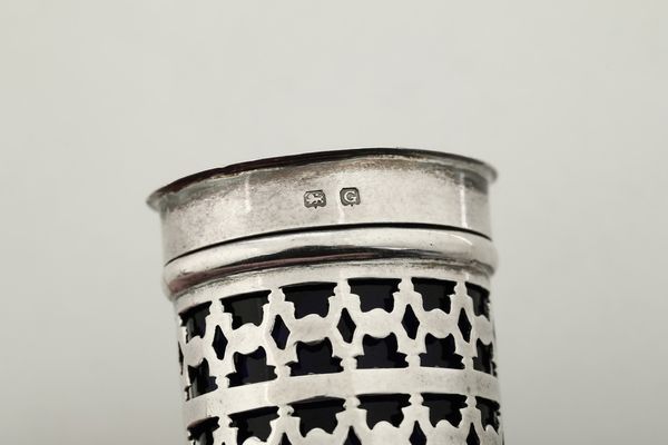 Lotto composto da colino, doppio cucchiaio, coppetta, mostardiera con vetro blu, piccola saliera con vetro blu, lattiera e mug, Inghilterra XIX-XX secolo  - Asta Argenti e Icone - Associazione Nazionale - Case d'Asta italiane