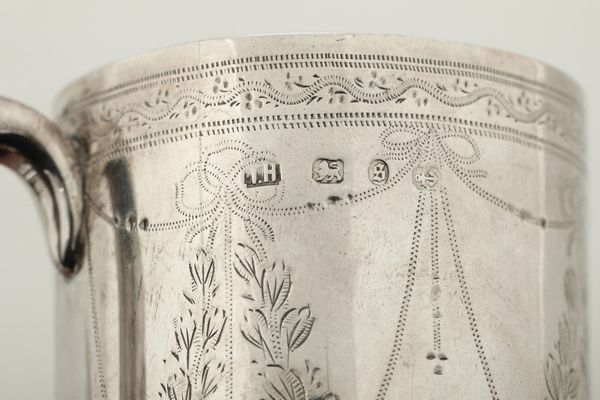 Lotto composto da colino, doppio cucchiaio, coppetta, mostardiera con vetro blu, piccola saliera con vetro blu, lattiera e mug, Inghilterra XIX-XX secolo  - Asta Argenti e Icone - Associazione Nazionale - Case d'Asta italiane