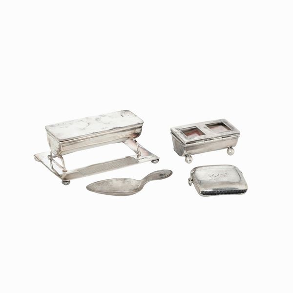 Lotto comprendente cucchiaino, portafiammiferi, portafrancobolli, portafiammiferi da tavolo, più lattiera.Inghilterra XIX-XX secolo  - Asta Argenti e Icone - Associazione Nazionale - Case d'Asta italiane